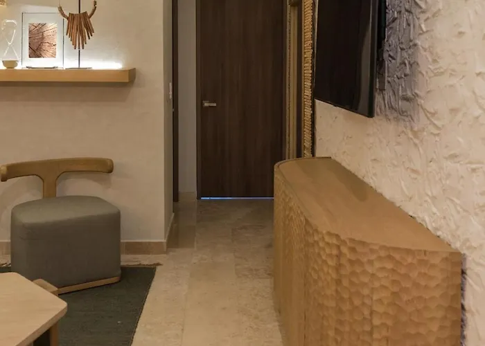 Luxury Apartment - Ocean View Pool - Steps From Exclusive Habitats Beach Club
